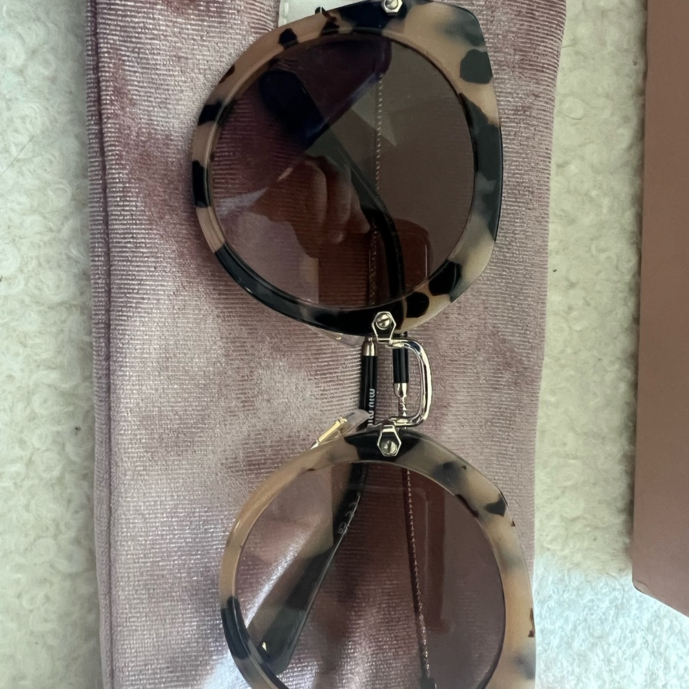 Tortoise Shell Round Sunglasses - Picture 5 of 7